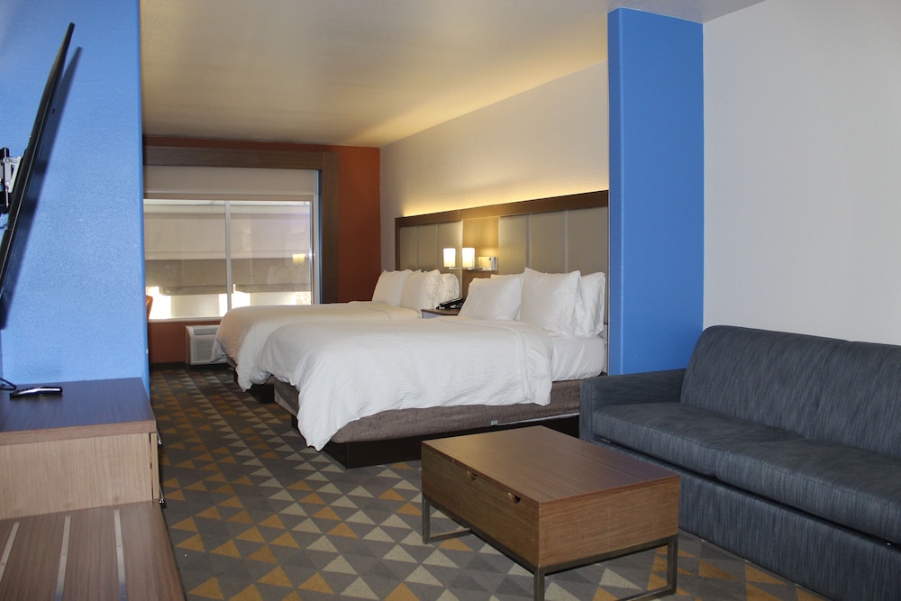 Suite, 2 Queen Beds, Bathtub, Accessible