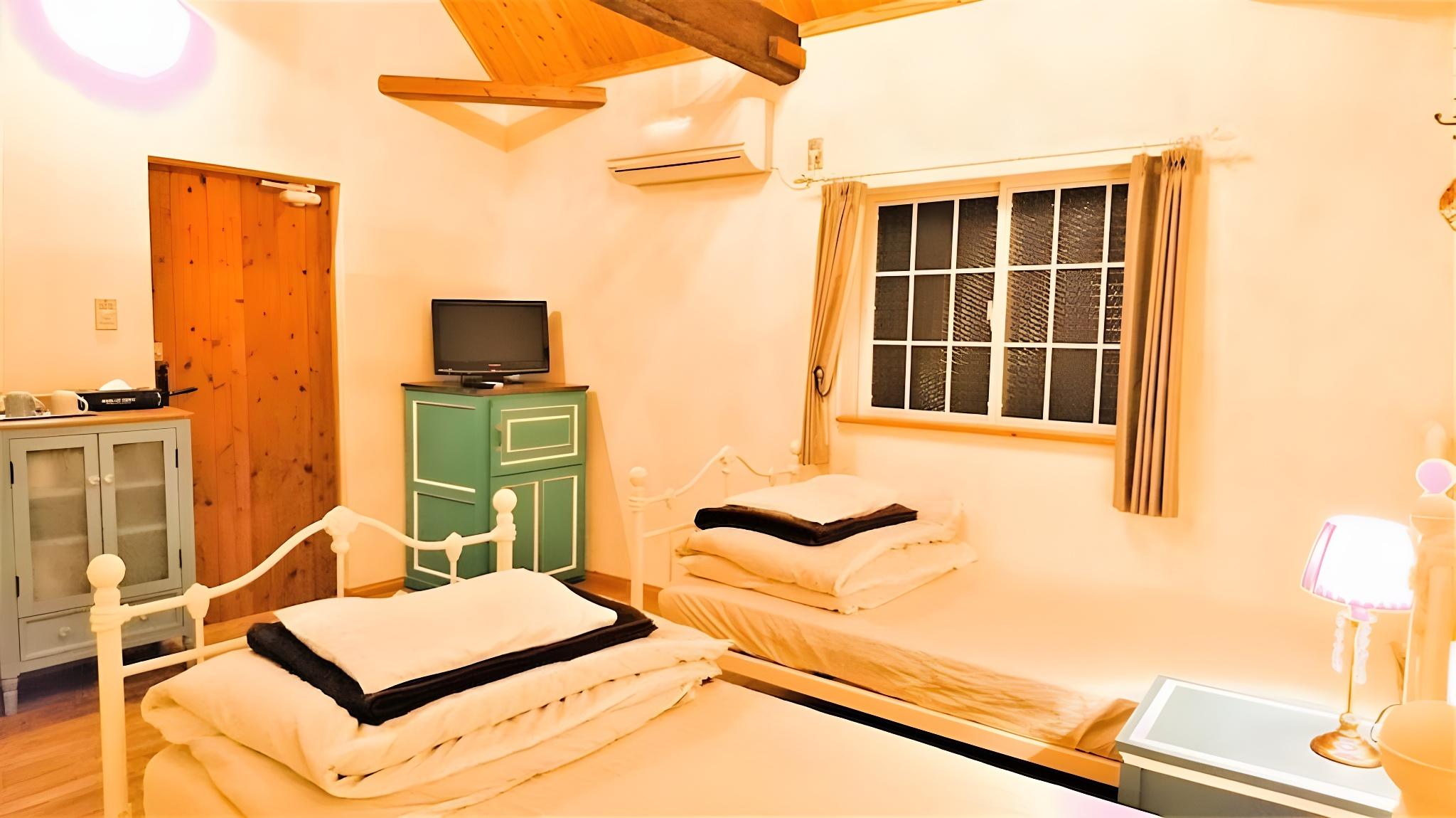 Type S, Cottage, Twin Beds