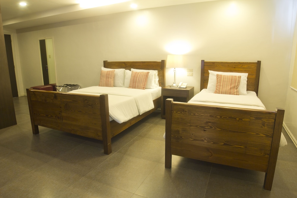 Nichols Airport Hotel 19/61