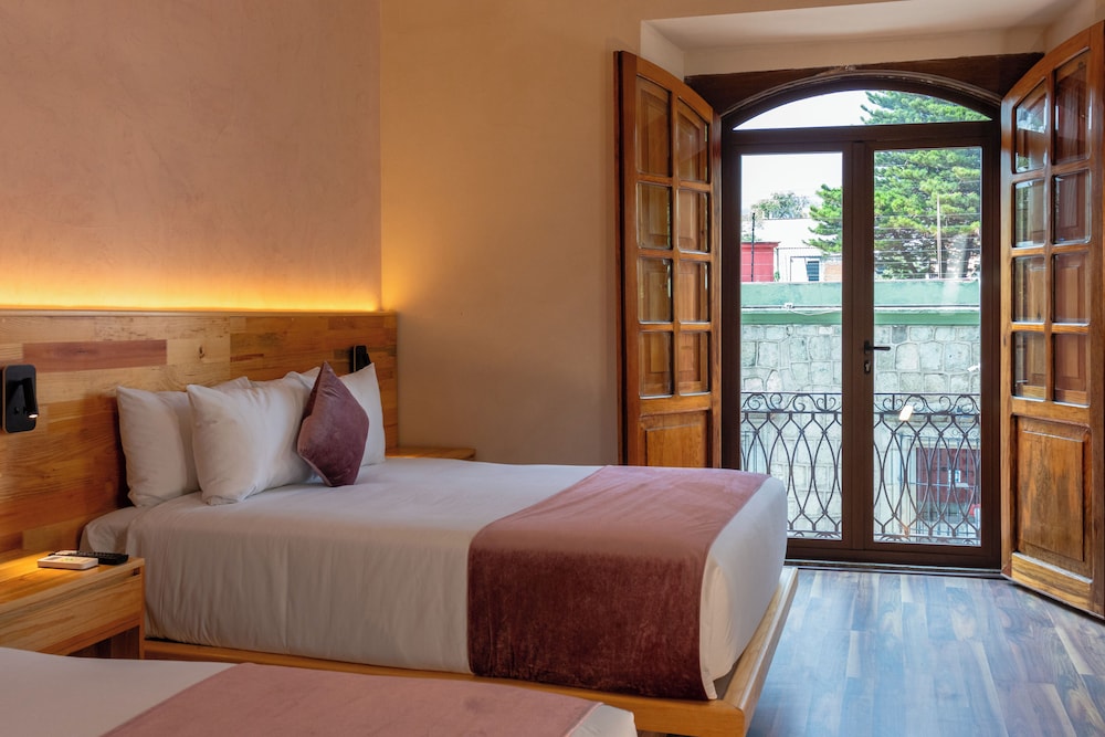 SUPERIOR, 2 DOUBLE BEDS, CITY VIEW, BALCONY