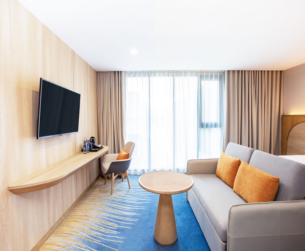 Room, Queen Bed, Kitchenette, Holiday Inn Express & Suites Bangkok Central Pier 4/8