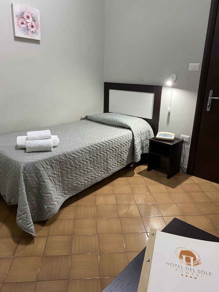 ROOM, SINGLE