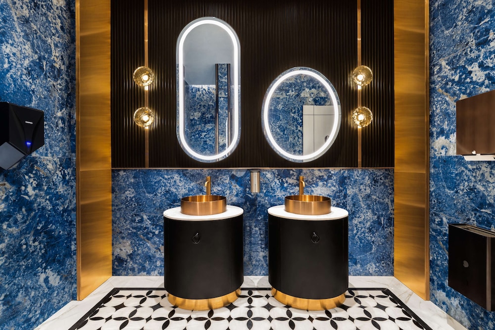 Radisson Mumbai Goregaon 10/75