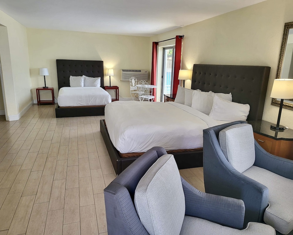 Chateau Mar Beach Resort 25/47