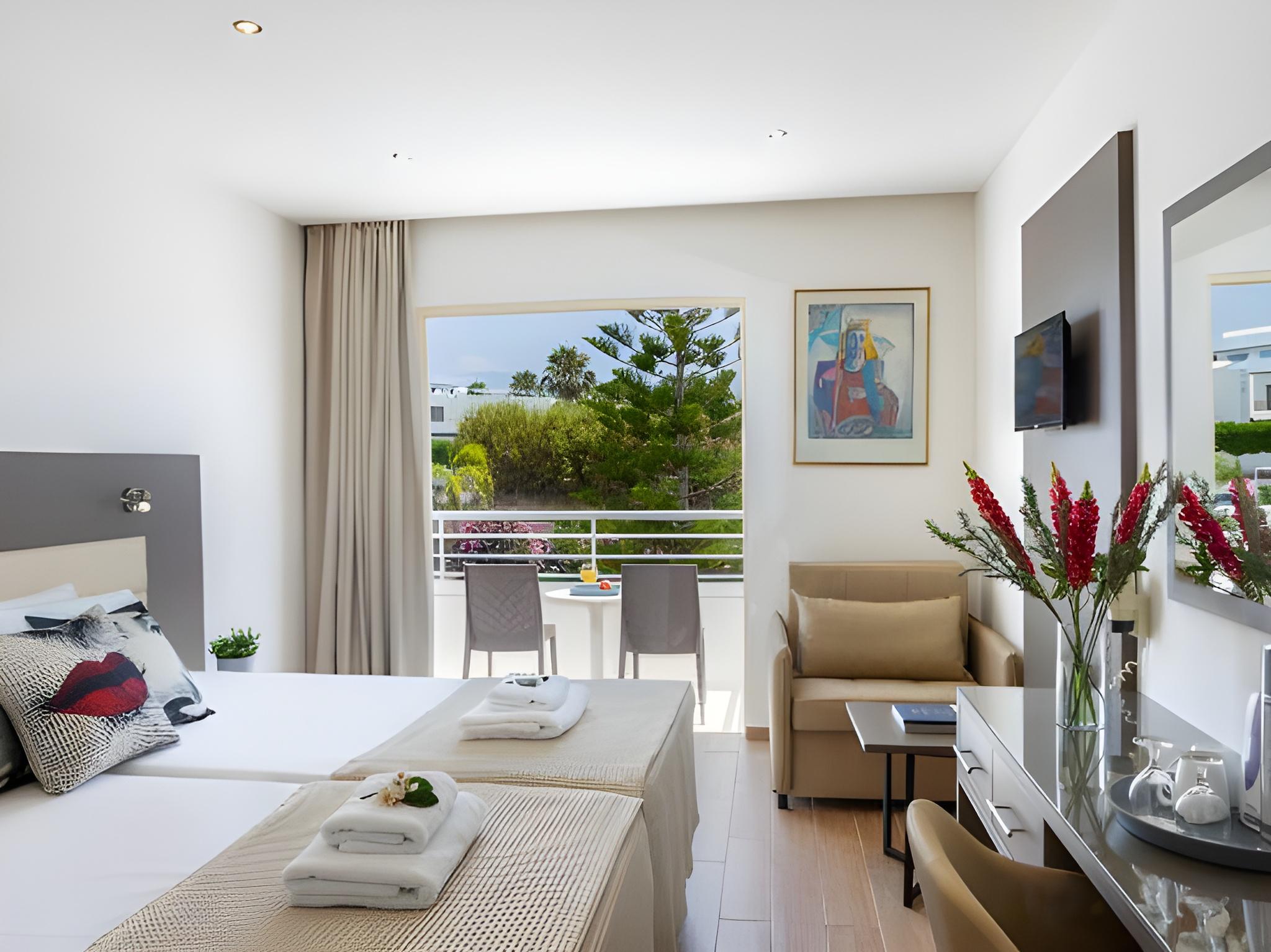 Room, Double and Twin Beds, Inland View