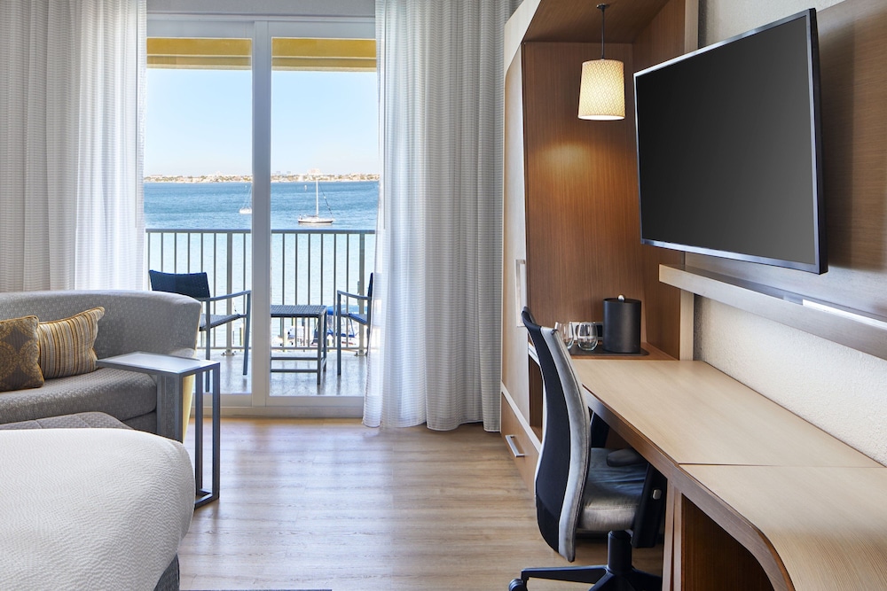 Room, King Bed, Sofa, Balcony, Accessible, Courtyard St Petersburg Clearwater Madeira Beach 3/4