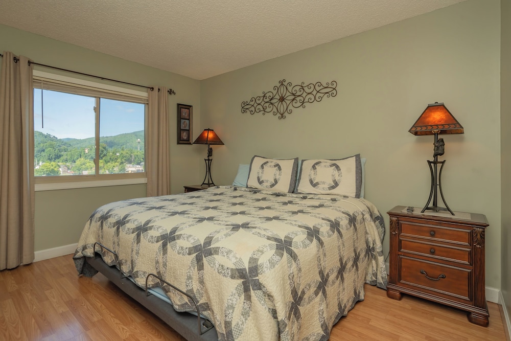 Gatlinburg Chateau Rentals 5/50