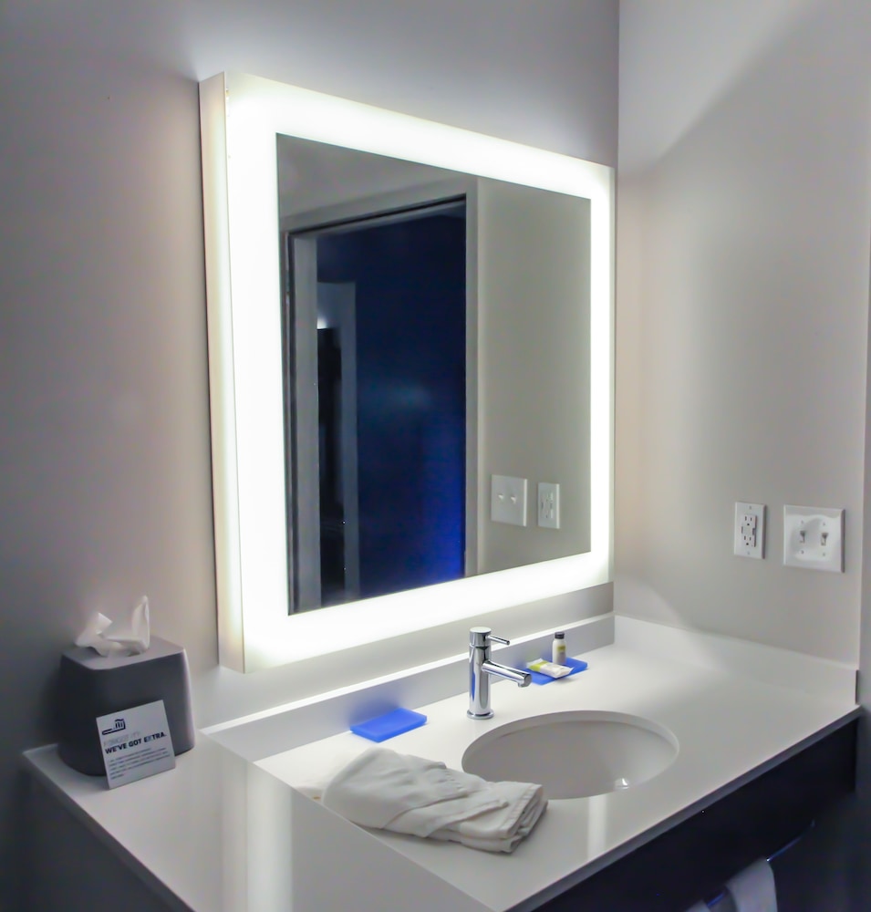 Holiday Inn Express Suites Nashville North Springfield 33/77