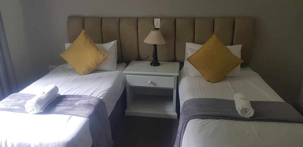Outlook Lodge OR Tambo 8/35