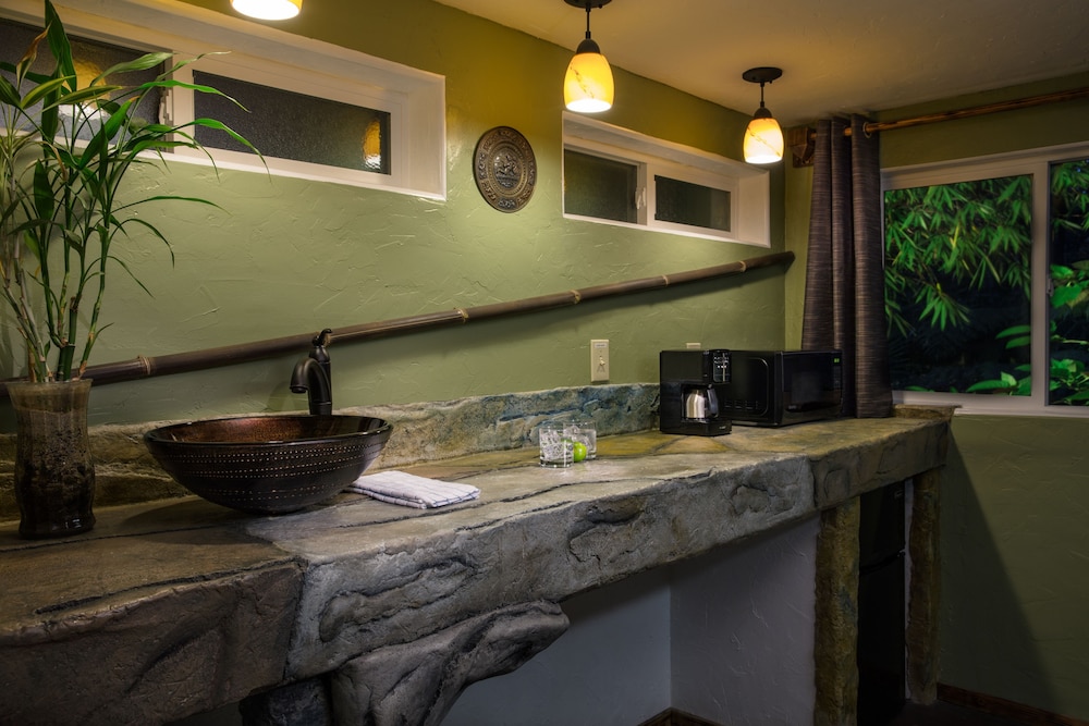 KILAUEA HOSPITALITY GROUP 38/69