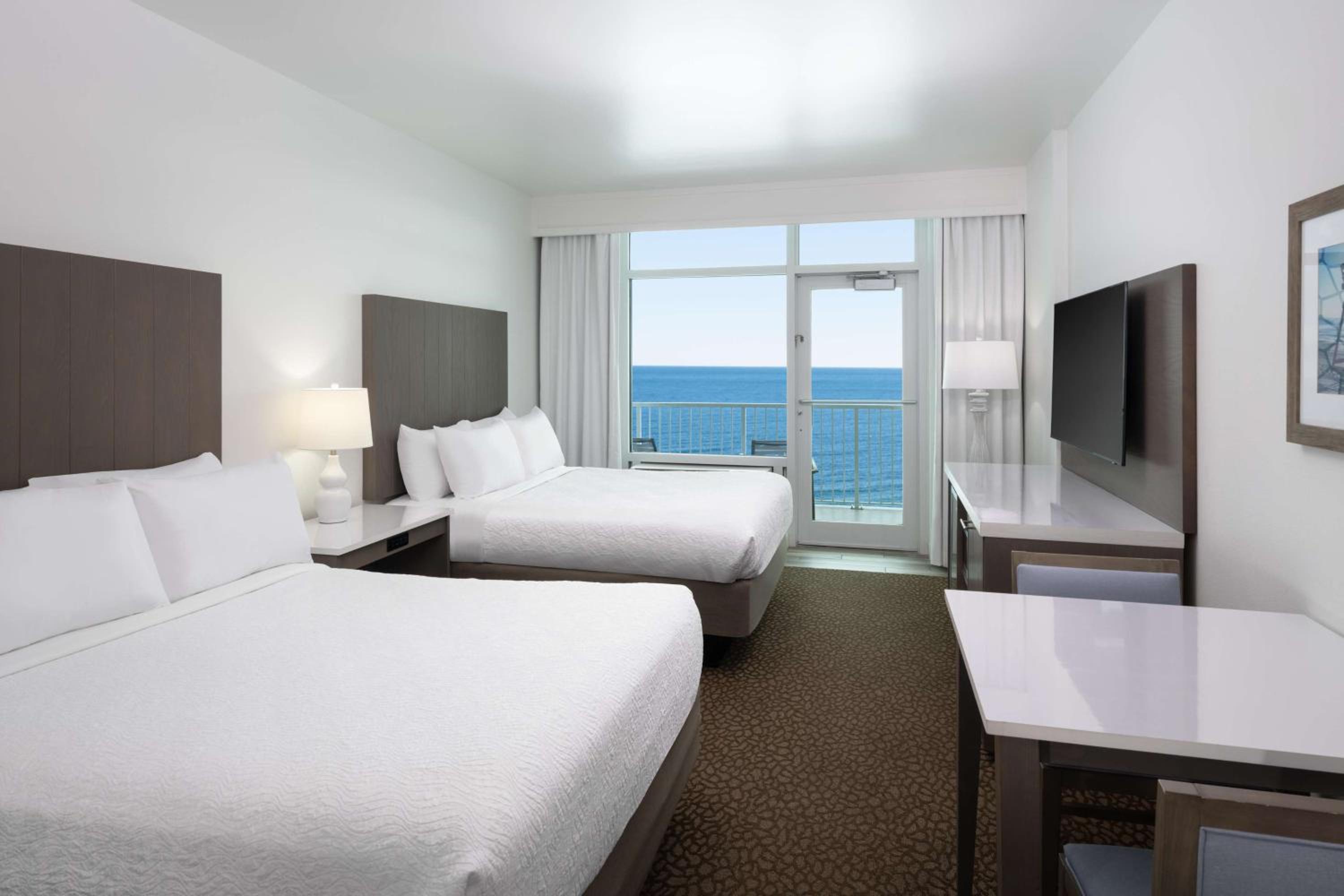Room, 2 Bunk Beds, 2 Queen Beds, Beach Front, Corner