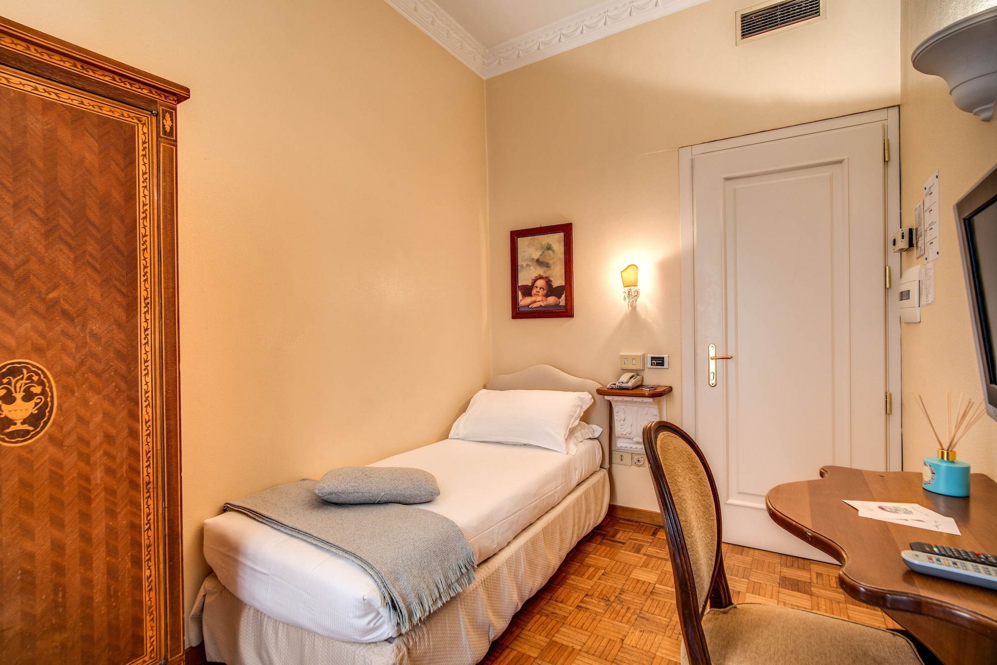 ROOM, SINGLE