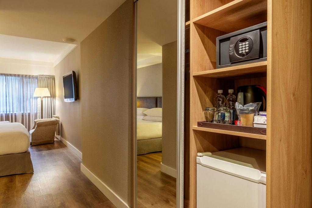 Guest Room, Deluxe, Twin Beds, Lake View, Pool Access
