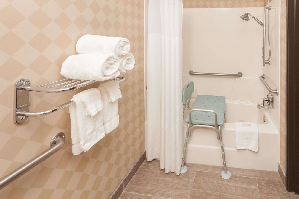 Galesburg Inn and Suites 26/42
