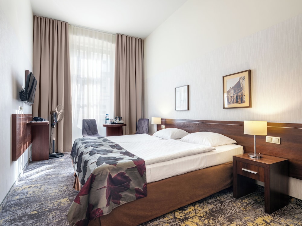 SUPERIOR, DOUBLE OR TWIN BED