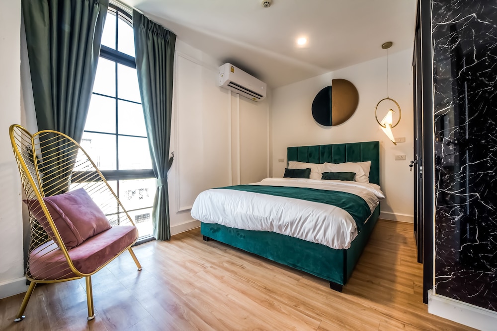 2 Bedrooms, Junior Suite, 2 Queen Beds, Sofa, Terrace, Garden Area