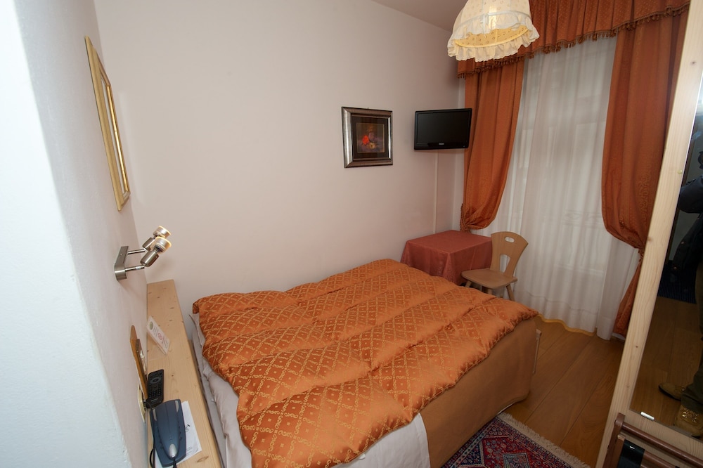 Montana Hotel 36/69