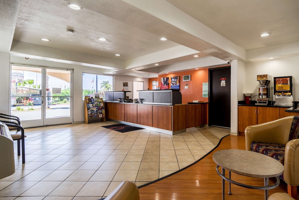 Lobby at Motel6 Buttonwillow, CA - Central, BUTTONWILLOW - CA