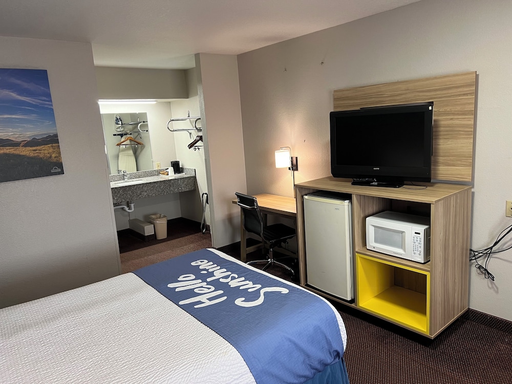 Days Inn by Wyndham Pratt 33/54