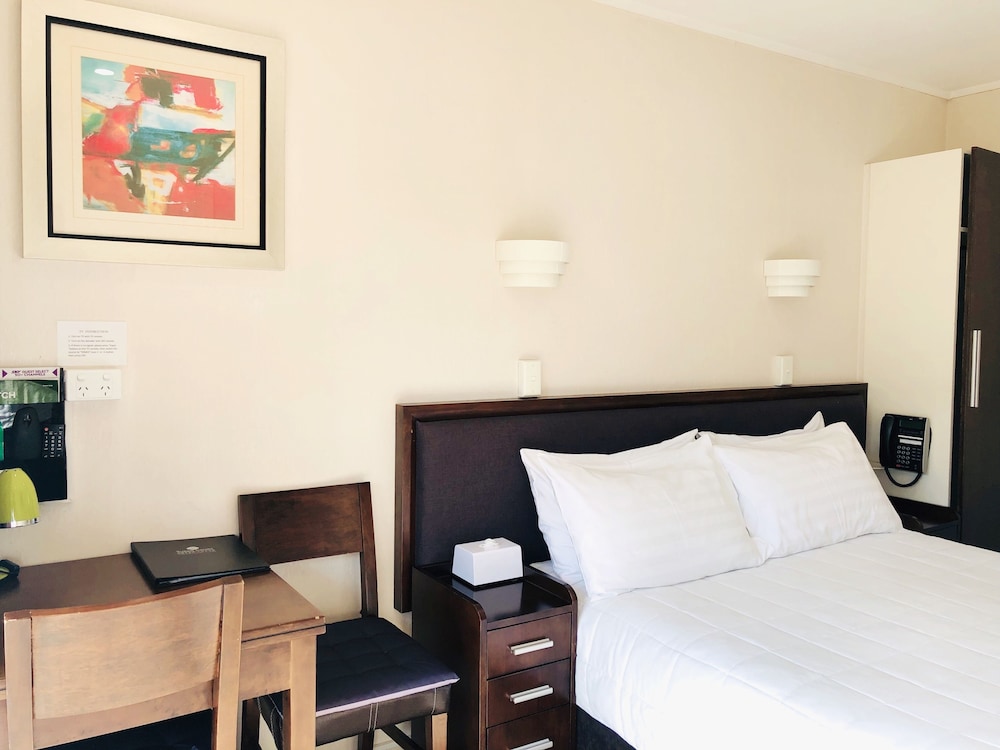 TUDOR COURT MOTOR LODGE 24/70