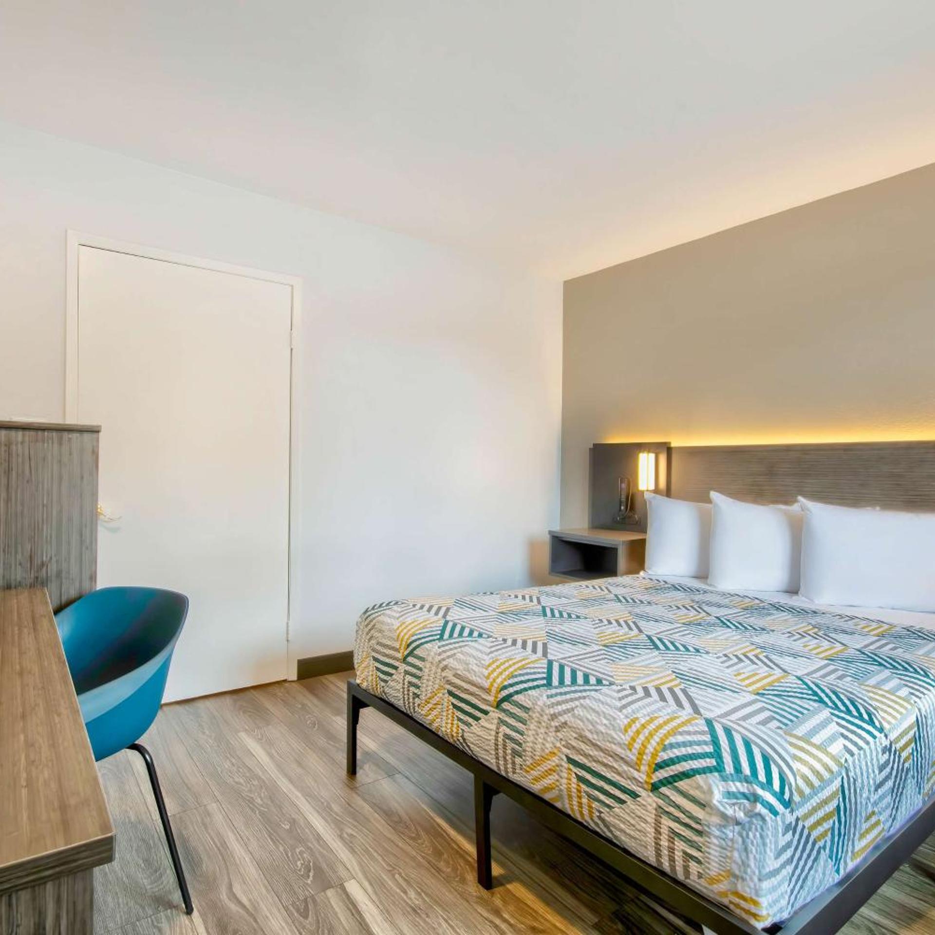 1 Queen Bed ADA/Tub
