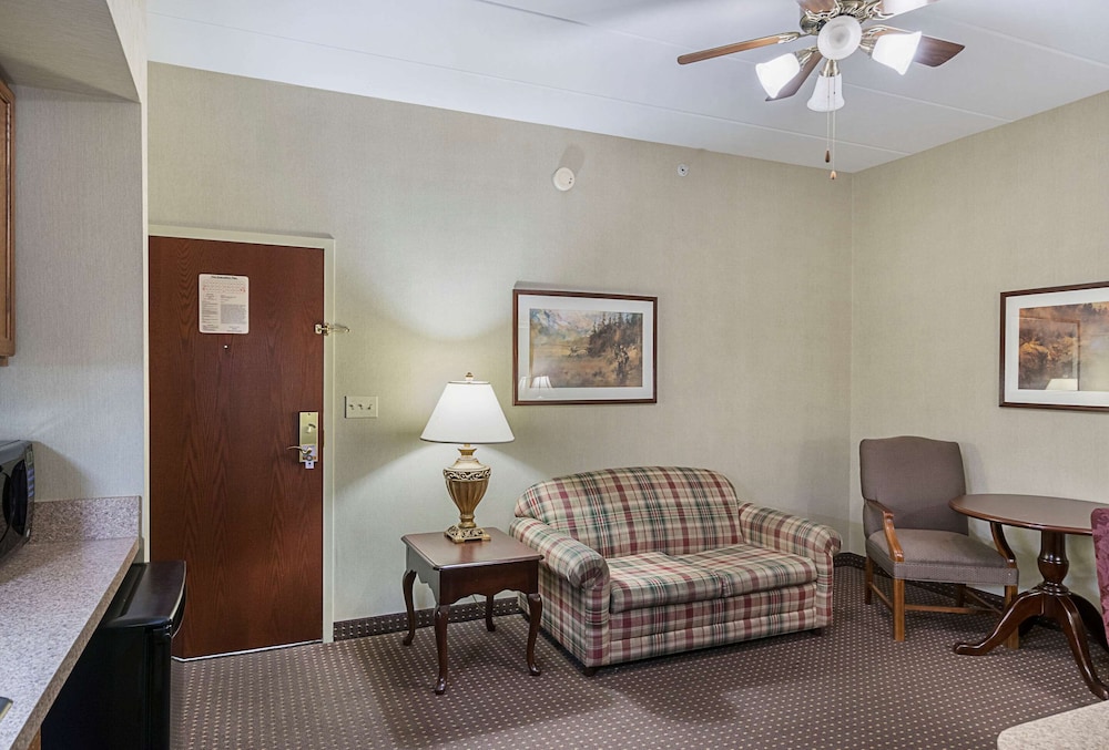 Skyways Hotel New Castle, DE 22/27