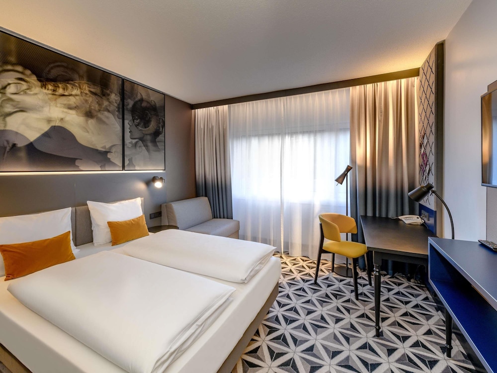 STANDARD, QUEEN BED