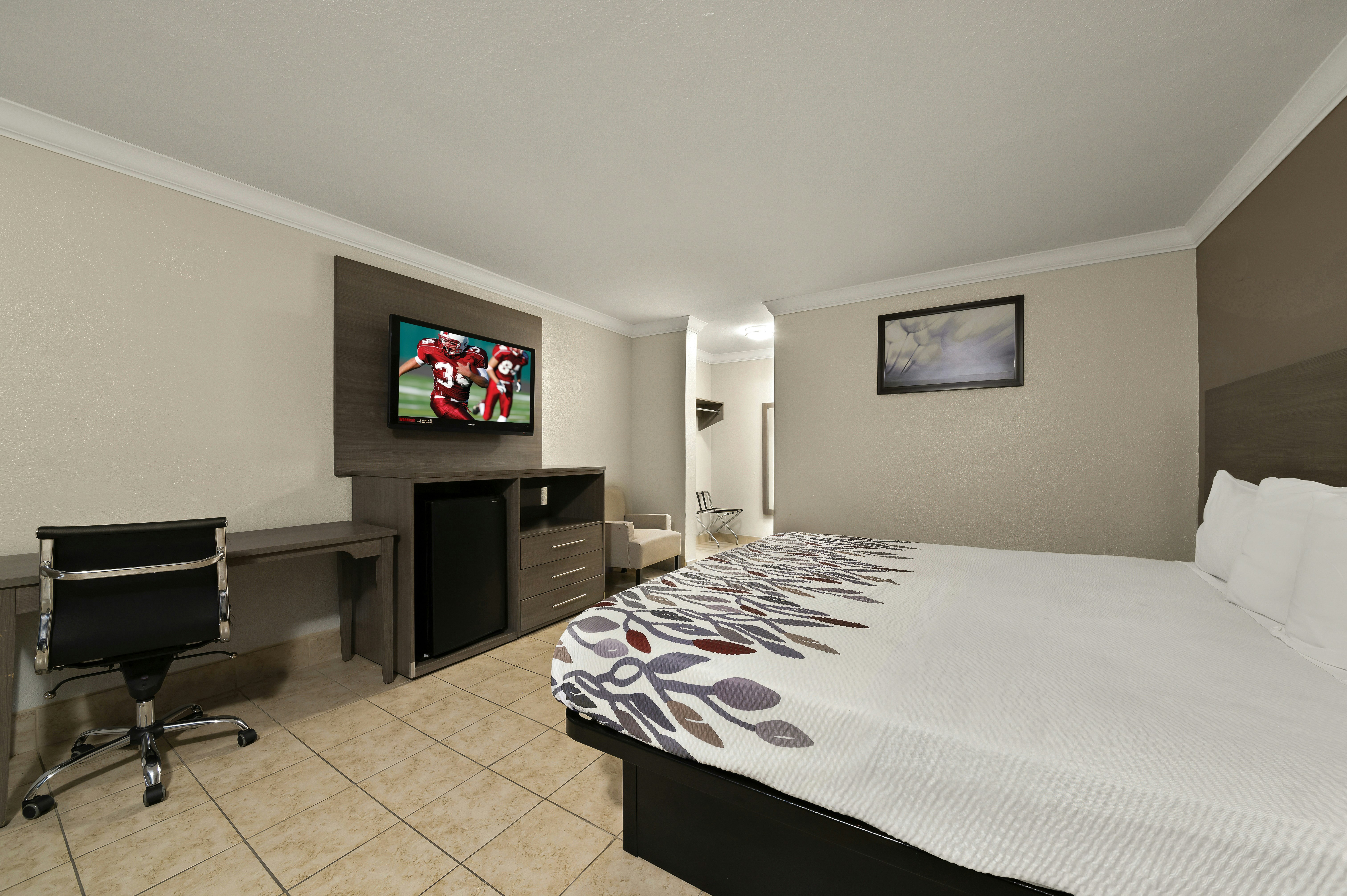 غرفة قياسية بسرير كينج بحوض جاكوزي للمدخنين، Red Roof Inn Los Angeles - Bellflower 3/4