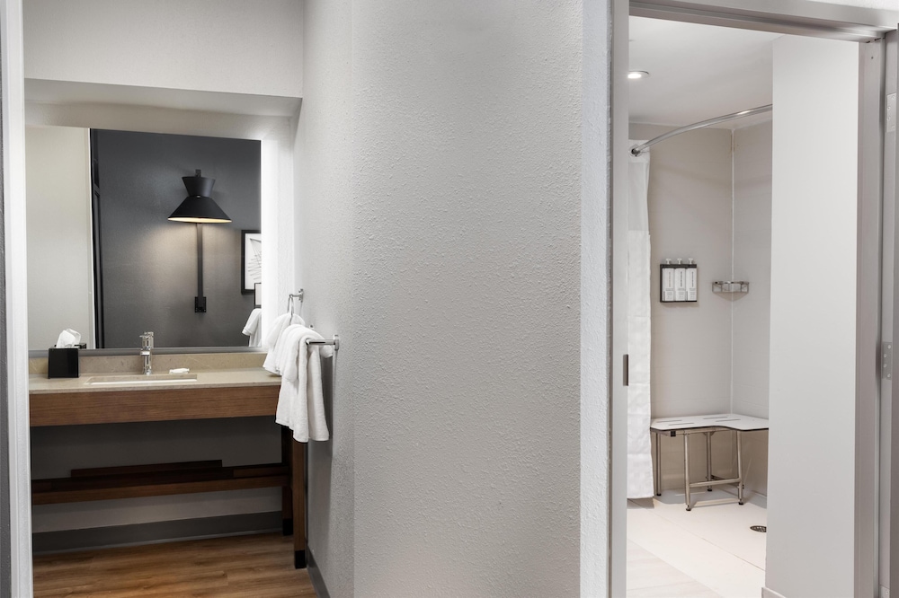 Hyatt Place Orlando Airport 57/59