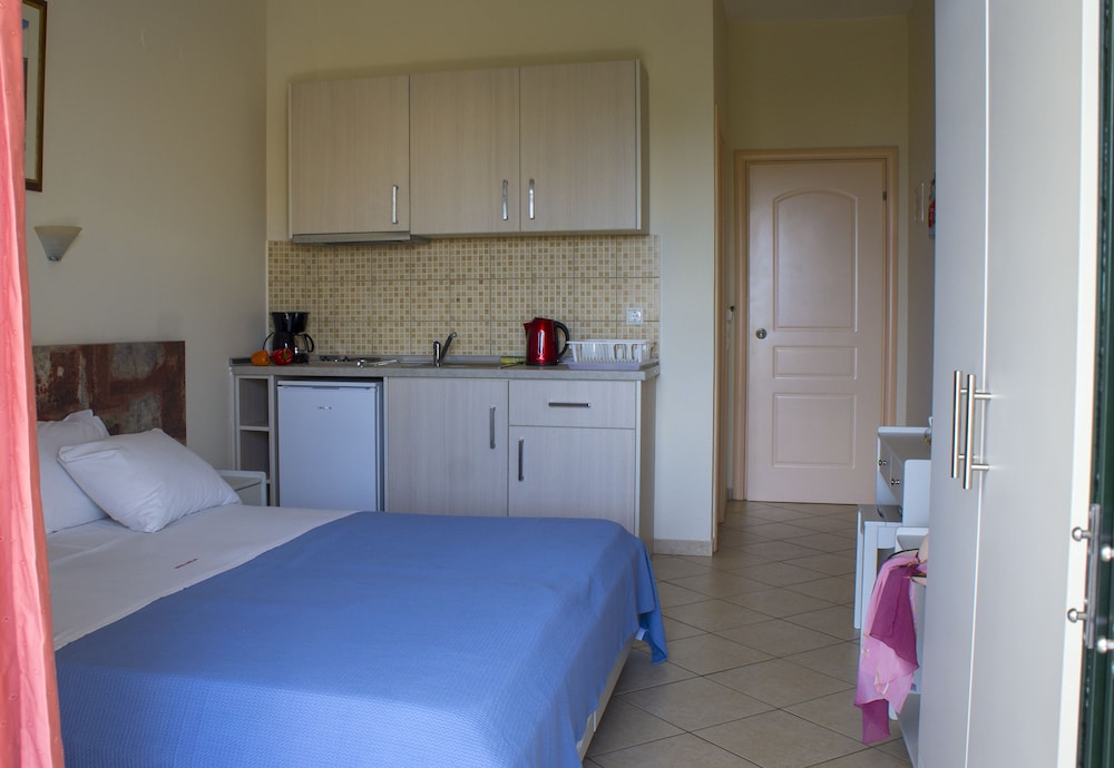 غرفة ديلوكس بسرير كوين بإطلالة جزئية على البحر، Loukas Hotel &amp; Apartments 3/7