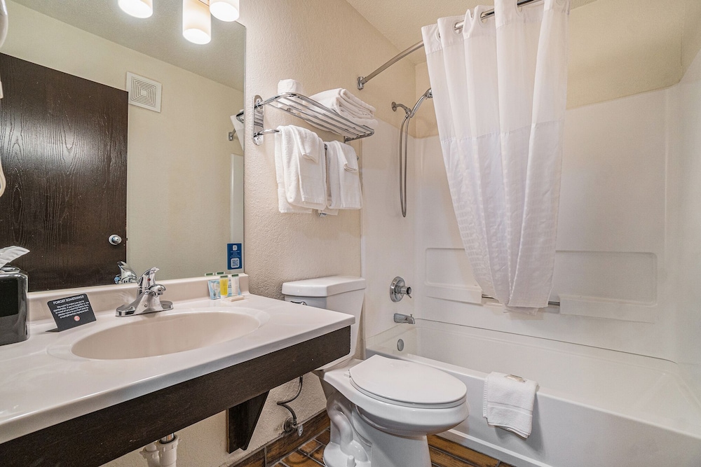 Days Inn Suites By Wyndham Traverse City 50/50
