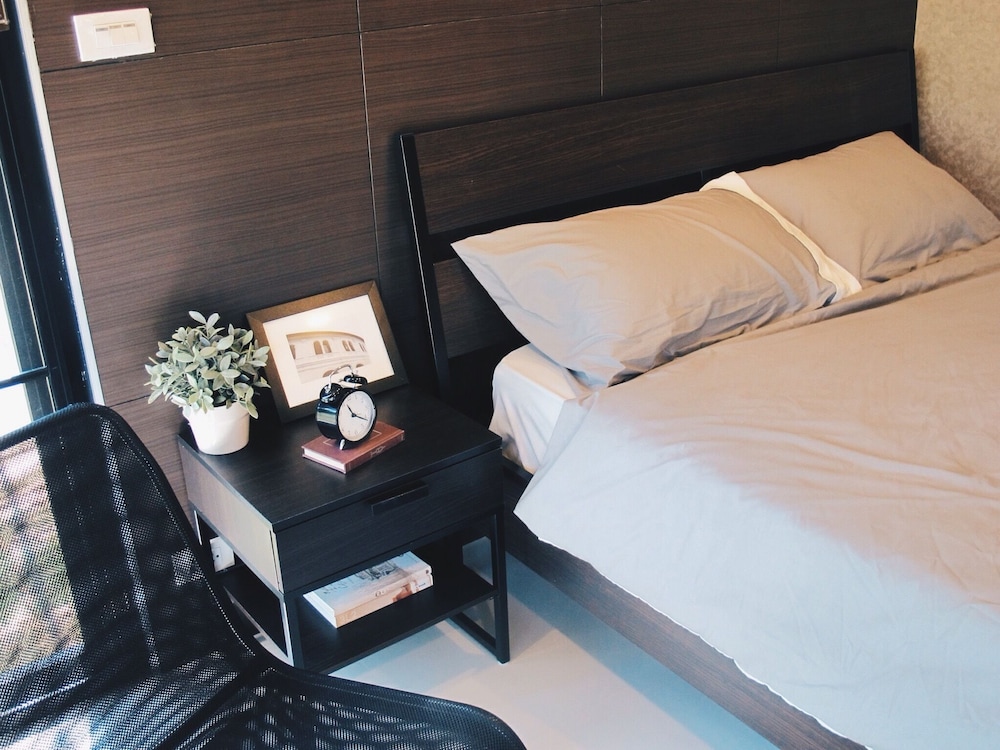 Standard, Queen Bed
