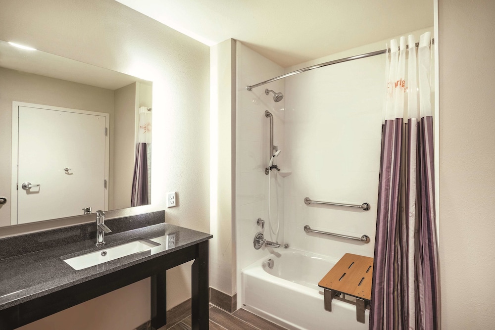 La Quinta Inn & Suites by Wyndham Memphis Downtown 13/36