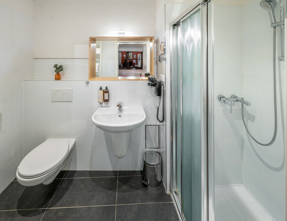 4 Arts Apartments by Adrez Living 50/52