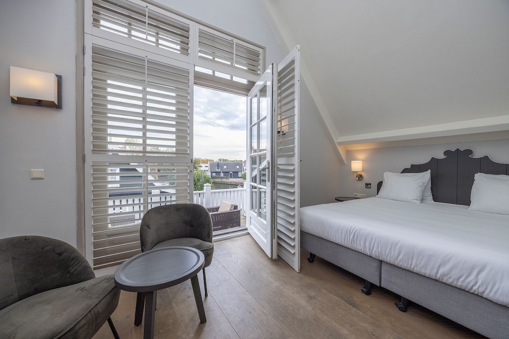 Suite, Lake View