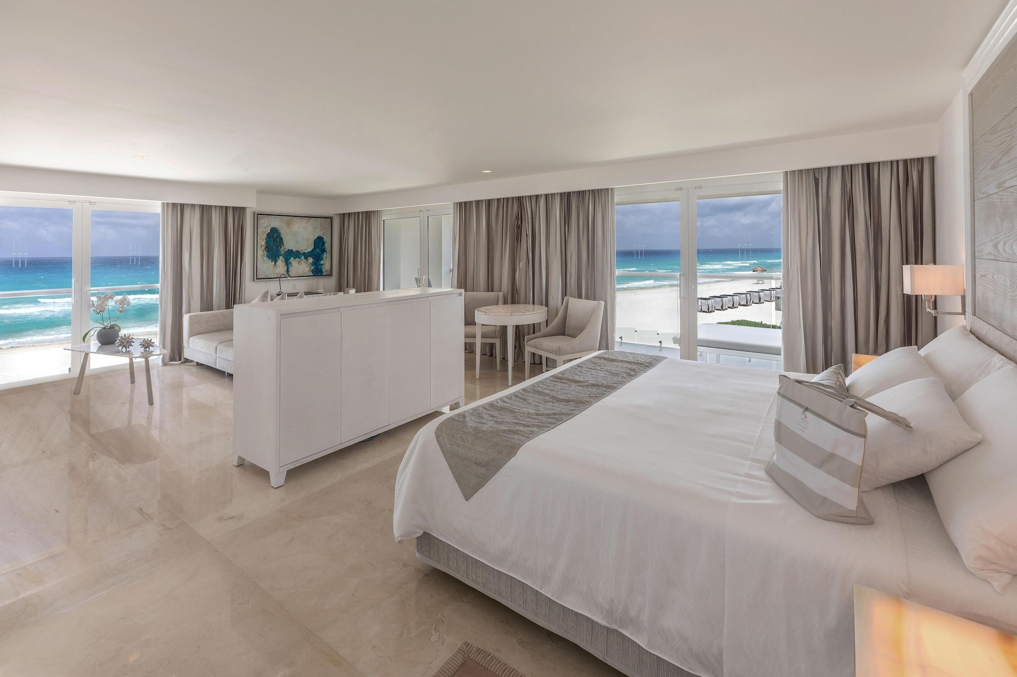 ROYAL, GOVERNOR, SUITE, KING BED, OCEAN FRONT
