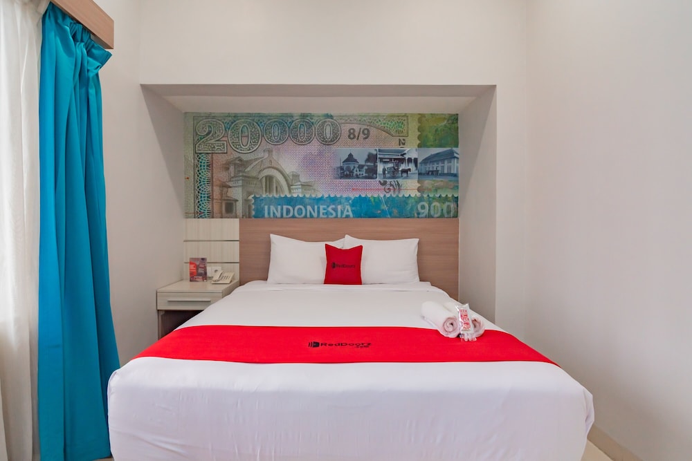 RedDoorz Plus @ Point Phila Cihampelas 20/50