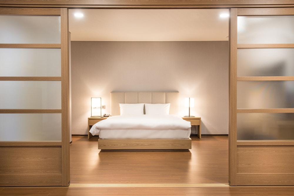Hotel Tops 10 8/62
