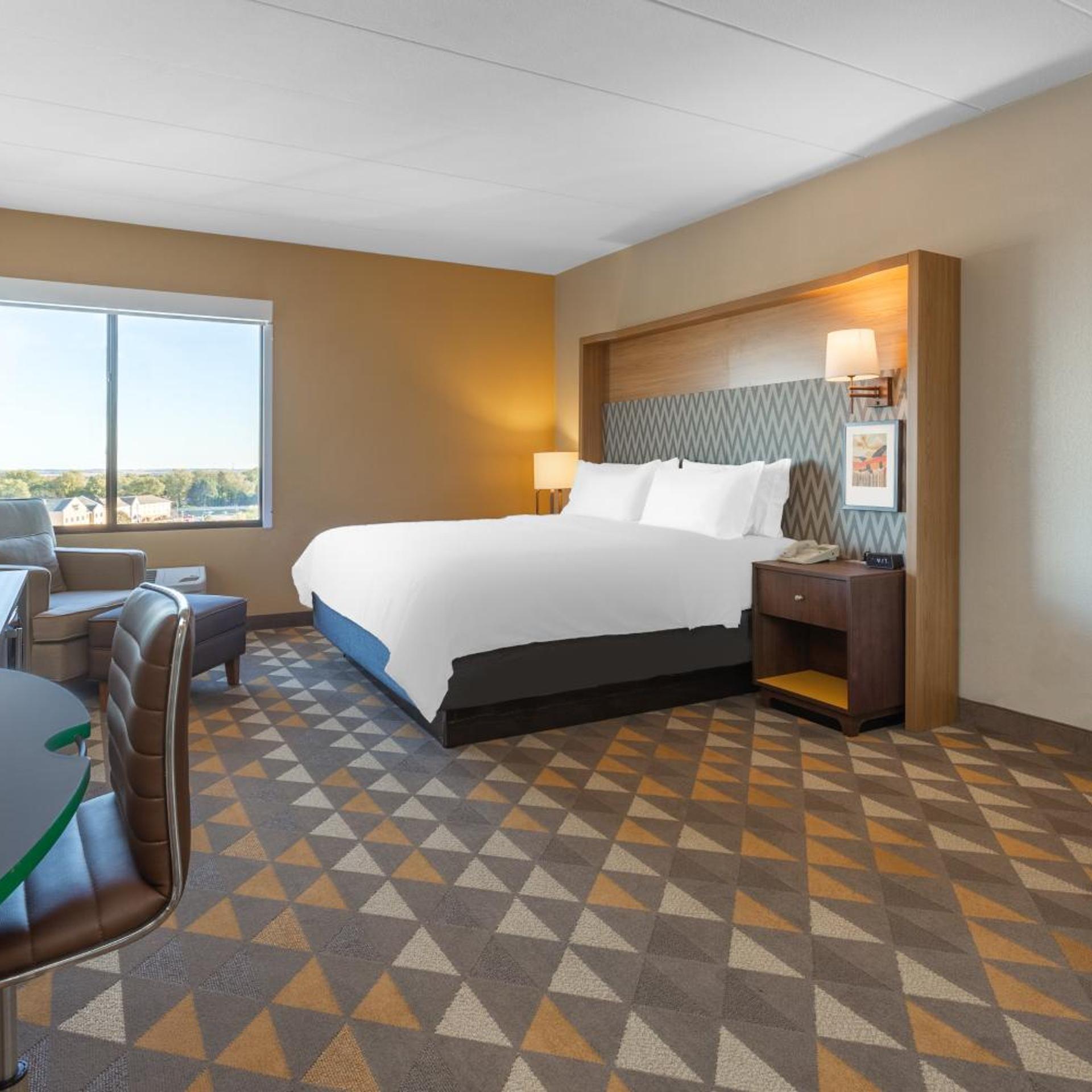 جناح بسرير كينج بغرفة نوم واحدة بجاكوزي، HOLIDAY INN ROCKFORD 4/6