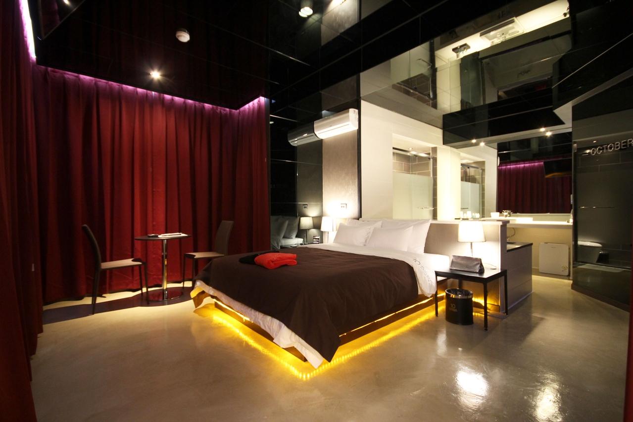 October Hotel 25/80