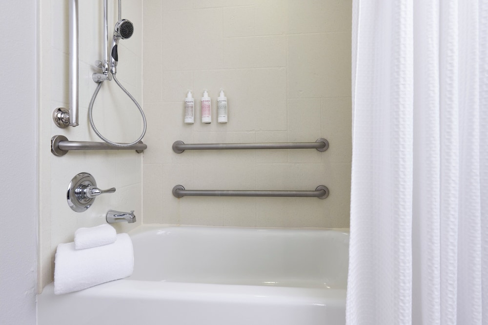 غرفة بسريرين كينج بحوض استحمام لذوي الإعاقة، Archer Hotel Falls Church 4/4