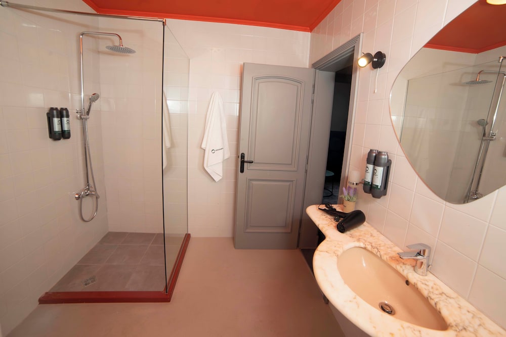 Suite, Queen Bed, Sofa