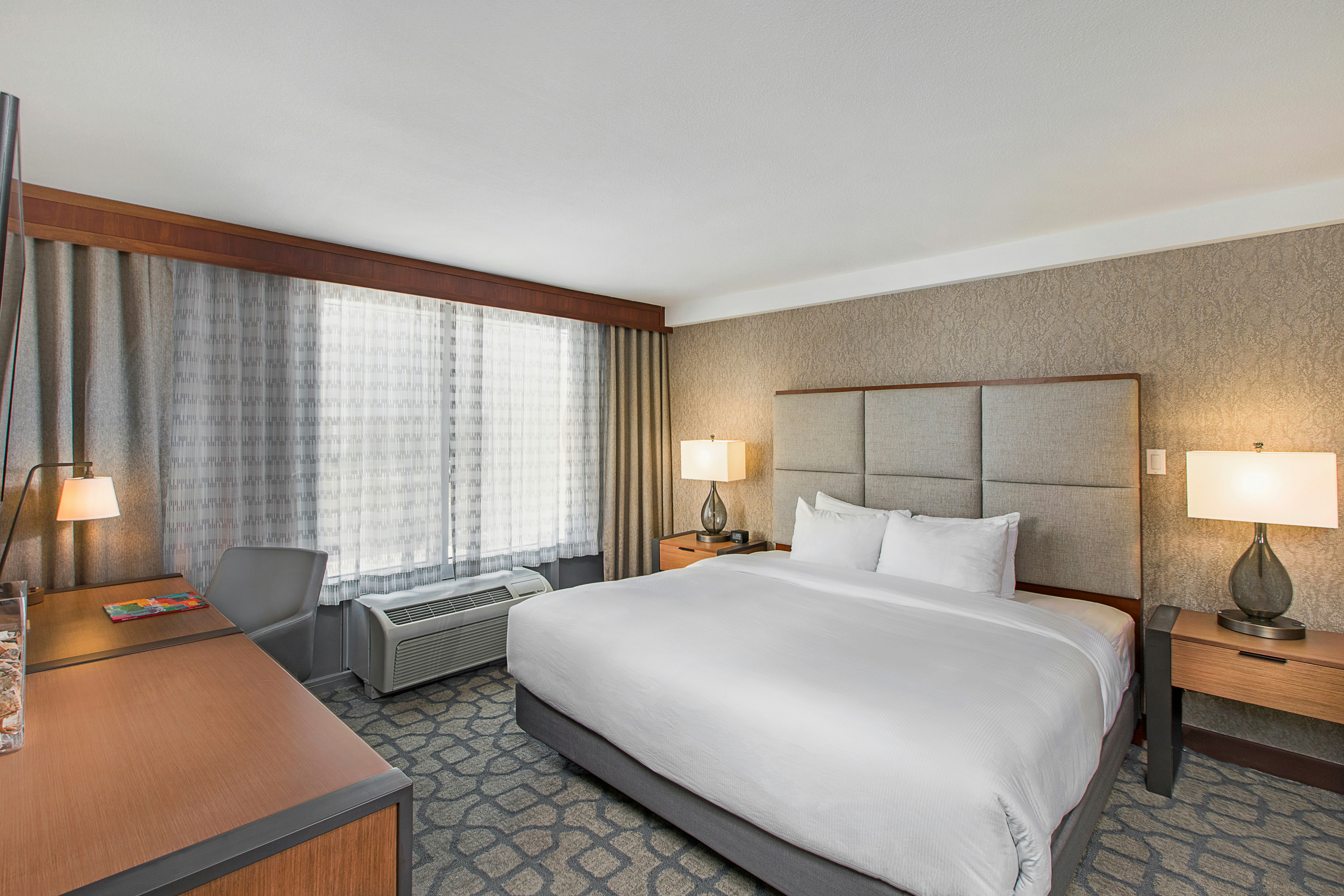 غرفة بسرير كينج مع أريكة، Doubletree By Hilton San Antonio Northwest 4/6