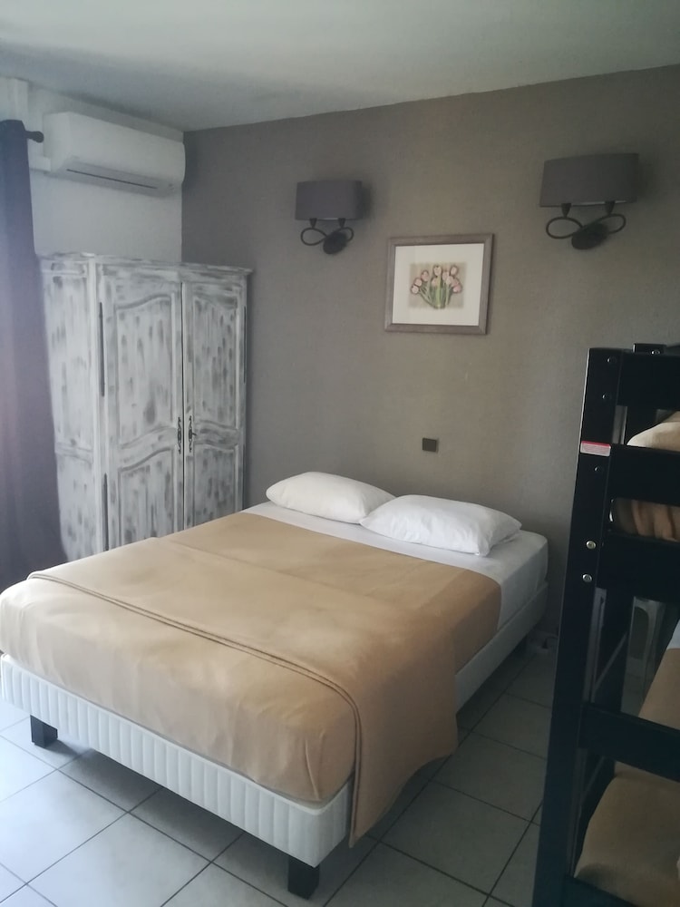 Auberge Ferayola 6/49