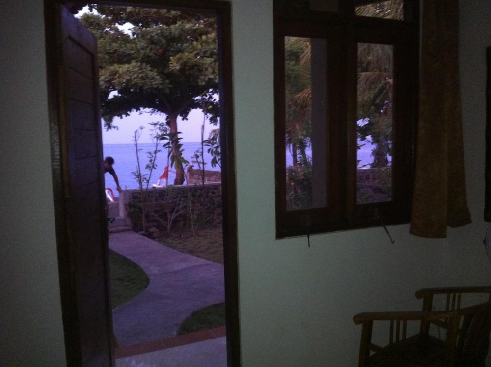 Amed Sari Beach Guesthouse 3/50