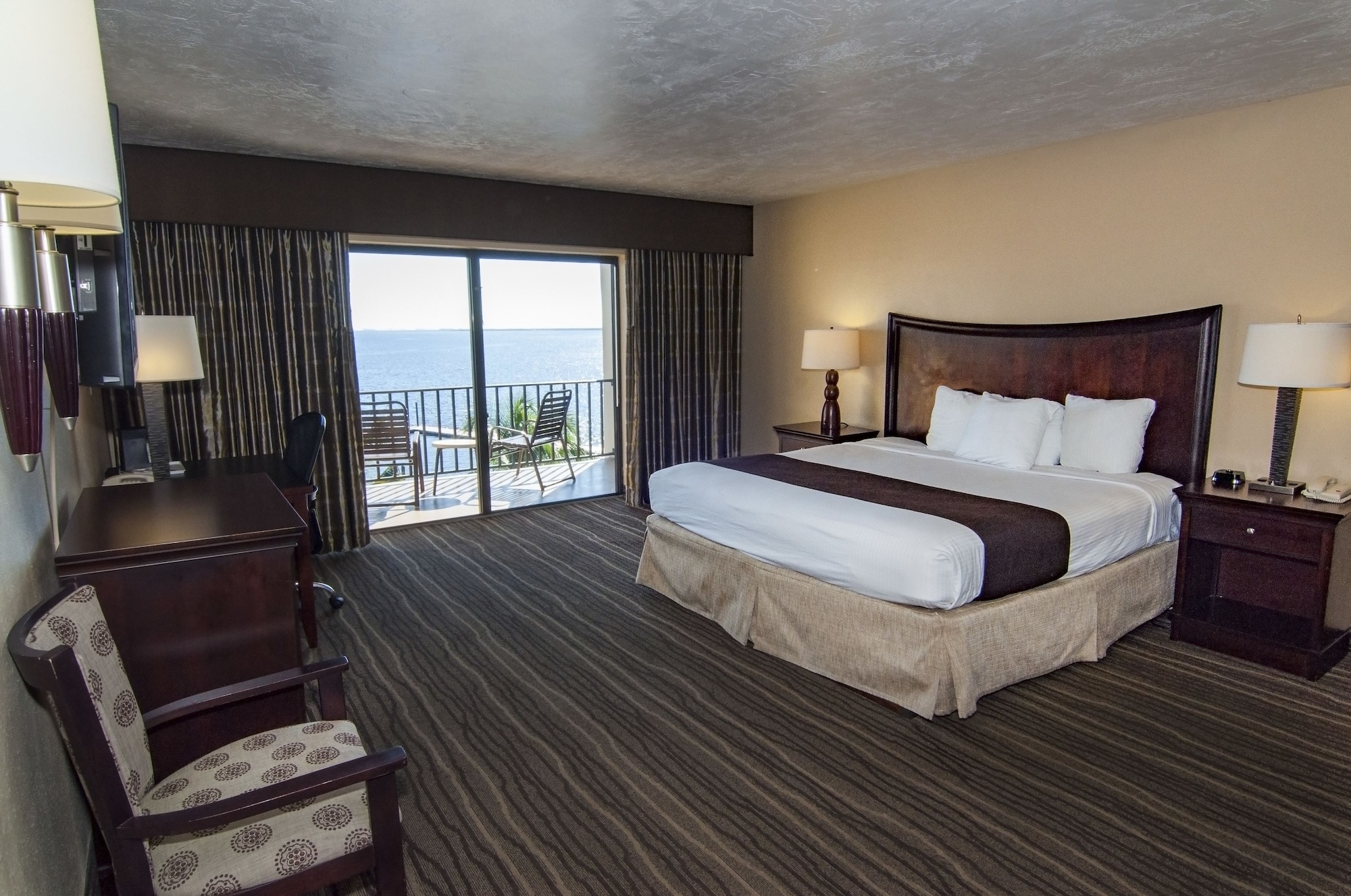 STANDARD, QUEEN BED, RIVER VIEW