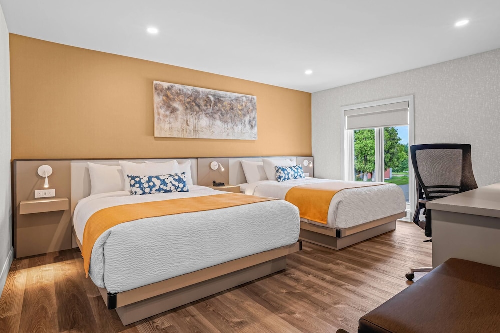 Room, 2 Queen Beds, Days Inn by Wyndham Riviere-Du-Loup 5/9