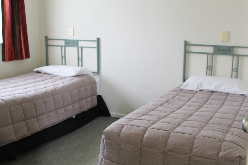 Camelot Motor Lodge 8/35