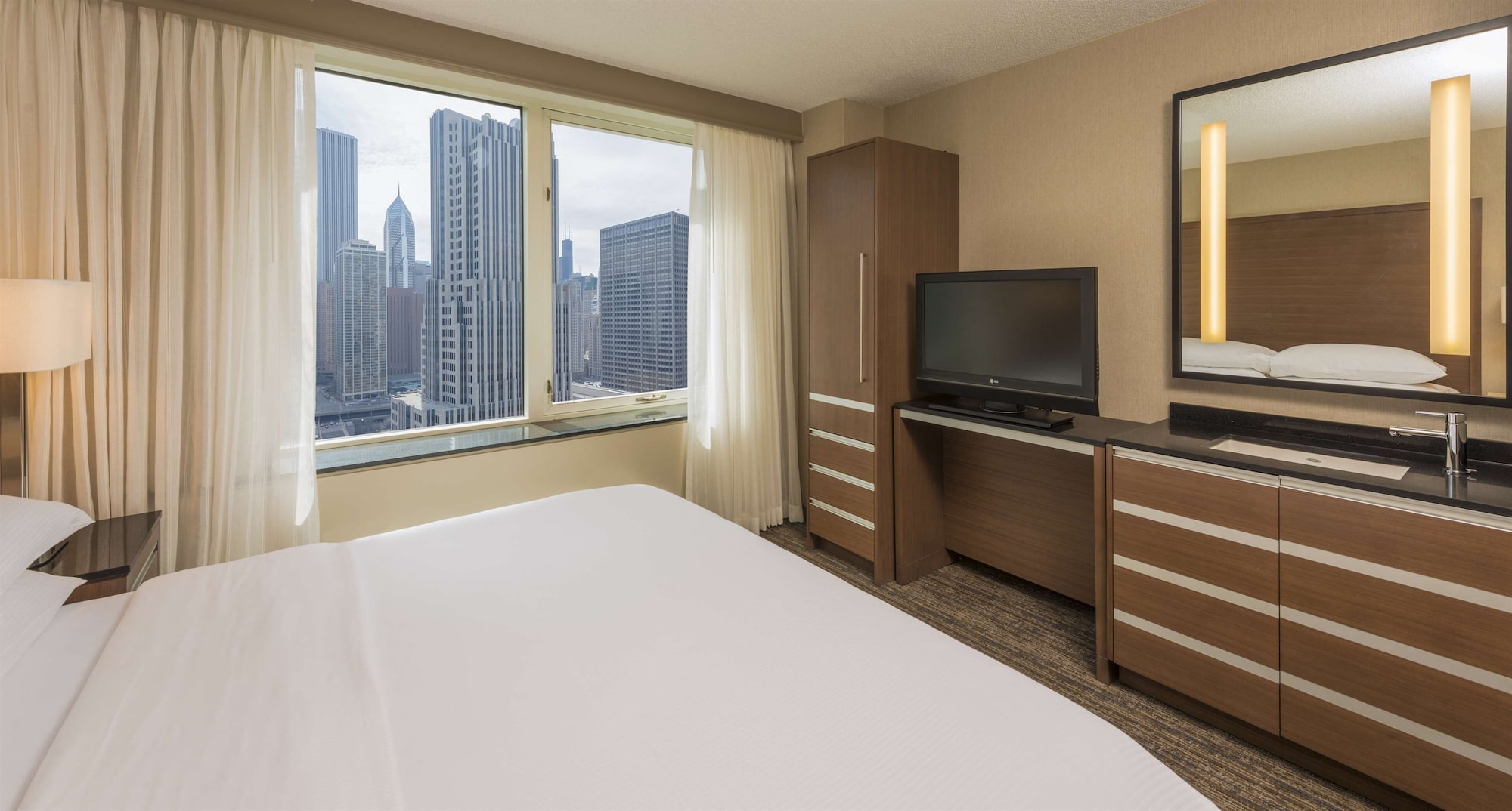 SUITE, KING BED, CITY VIEW, SOFA, CORNER