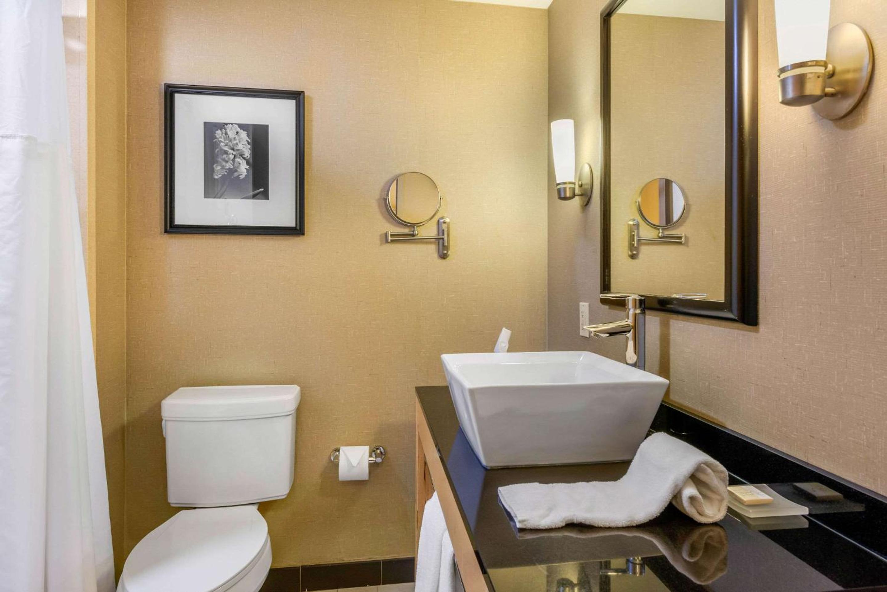 جناح بسريرين كوين مع أريكة، Cambria Hotel Ft Lauderdale Airport South Cruise Port 8/10